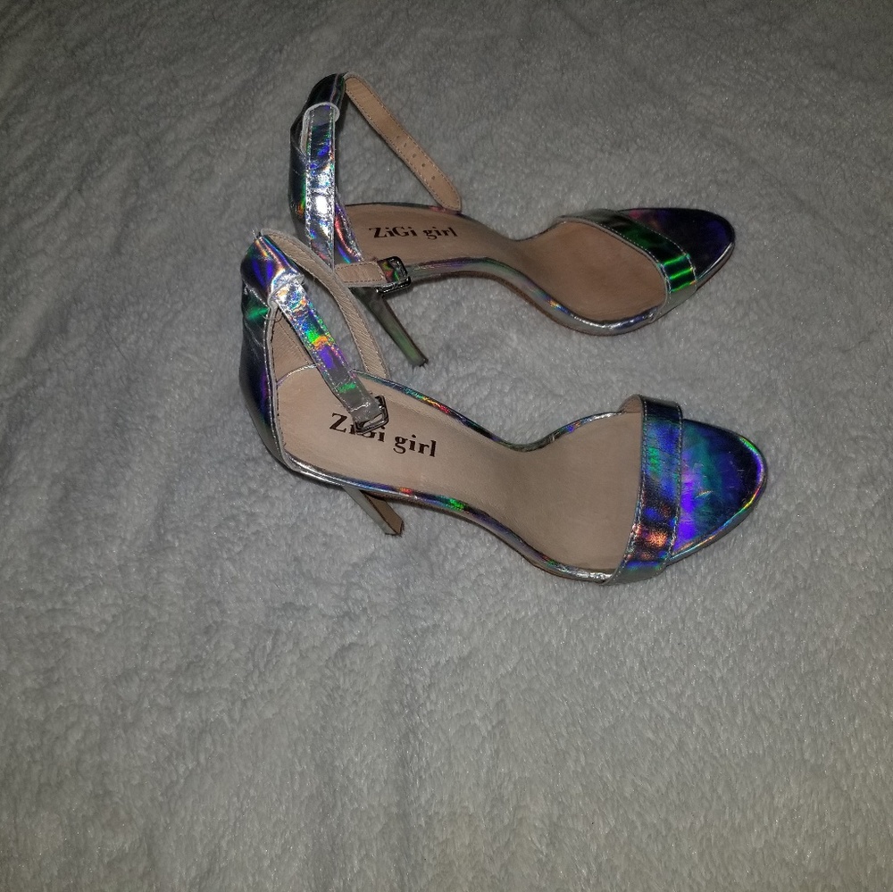 Silver heels - Picture 2 of 4